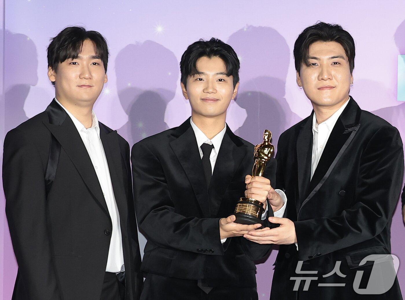 본문 이미지 - 프로듀서 IDO(아이디오) 남희동(왼쪽부터)과 이유한, 곽중규가 1일 서울 용산구 CGV 용산아이파크몰에서 열린 넷플릭스 영화 ‘케이팝 데몬 헌터스’(이하 케데헌) 아카데미 수상 기념 기자간담회에 참석해 포즈를 취하고 있다. 2026.4.1 ⓒ 뉴스1 권현진 기자