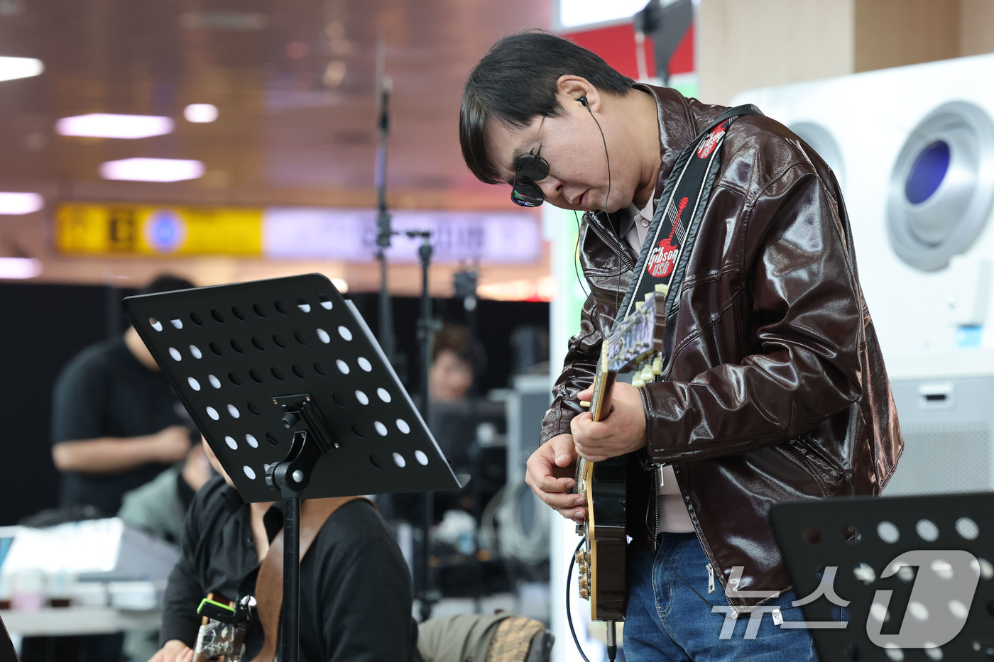 (서울=뉴스1) 이광호 기자 = 최휘영 문화체육관광부 장관이 1일 오후 서울 중구 서울역에서 열린 '문화가 있는 날' 확대 기념 행사에서 기타를 연주하며 공연에 참여하고 있다. 2 …