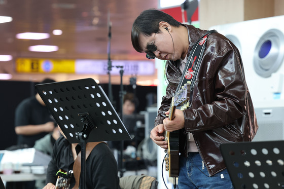 [뉴스1 PICK]최휘영 문체부 장관, 가죽자켓에 청바지 입고 기타 공연…“일상 속 문화를 가까이”