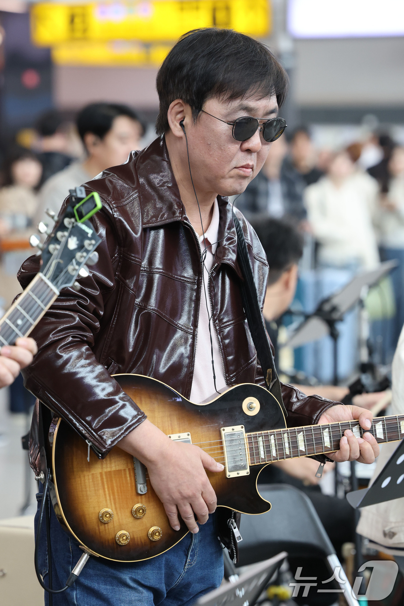 (서울=뉴스1) 이광호 기자 = 최휘영 문화체육관광부 장관이 1일 오후 서울 중구 서울역에서 열린 '문화가 있는 날' 확대 기념 행사에서 기타를 연주하며 공연에 참여하고 있다. 2 …