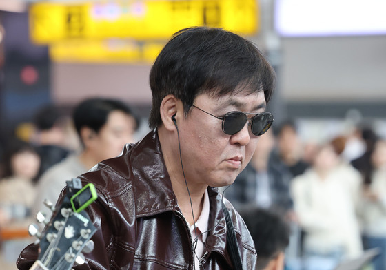 기타리스트로 변신한 최휘영 문체부 장관