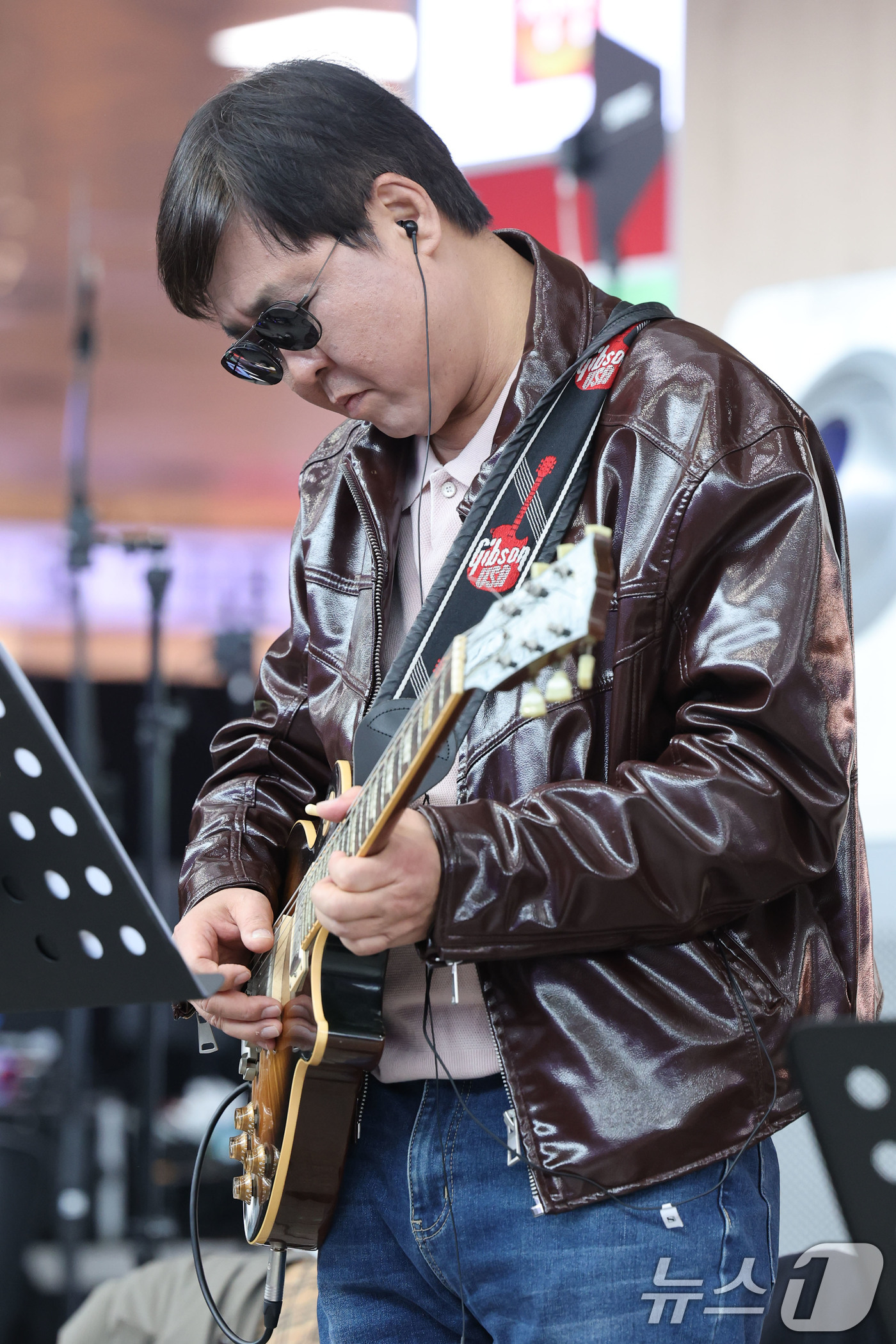 (서울=뉴스1) 이광호 기자 = 최휘영 문화체육관광부 장관이 1일 오후 서울 중구 서울역에서 열린 '문화가 있는 날' 확대 기념 행사에서 기타를 연주하며 공연에 참여하고 있다. 2 …