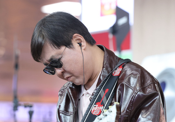 최휘영 장관, 가죽 점퍼에 일렉 기타 연주