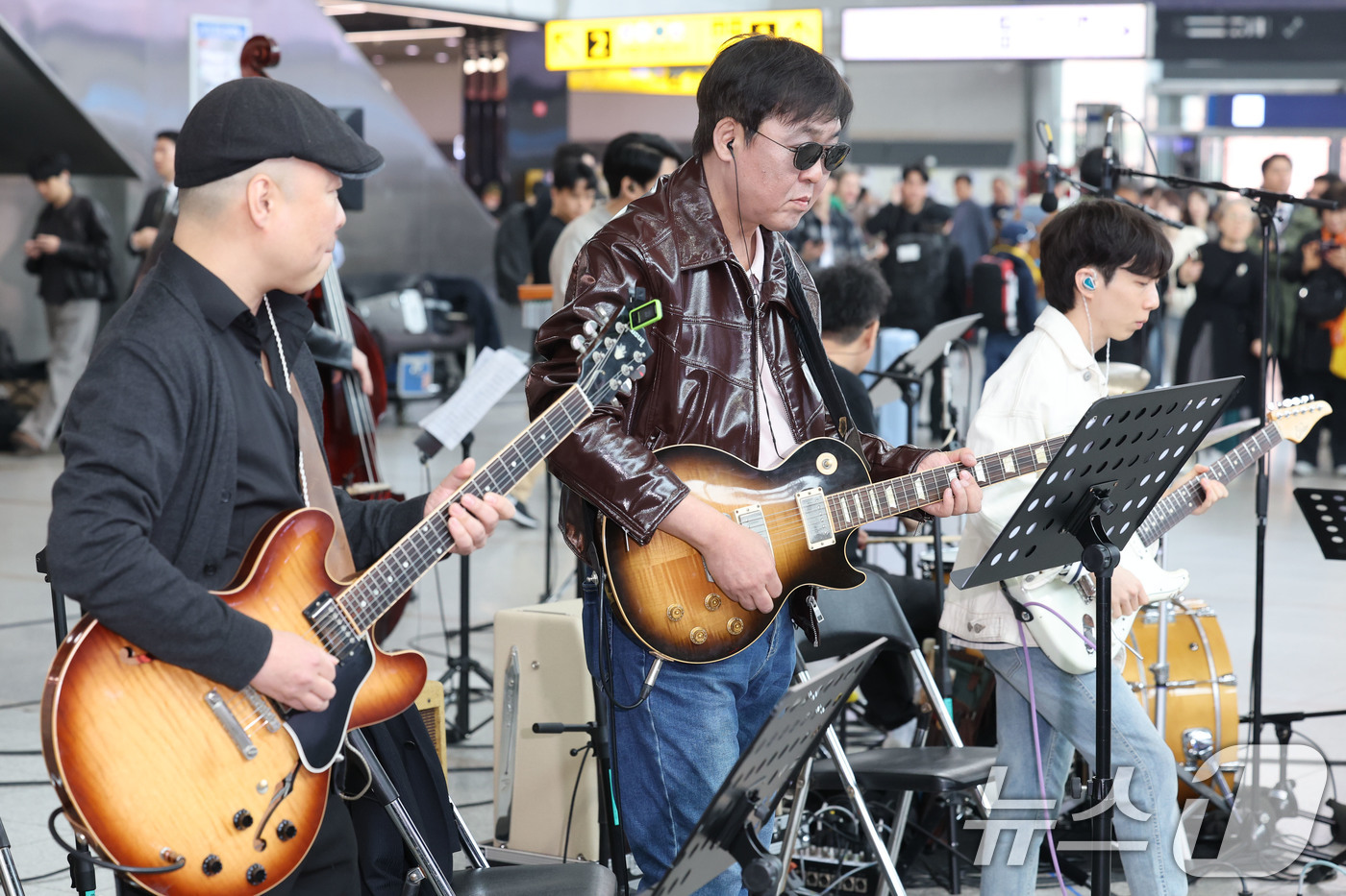 (서울=뉴스1) 이광호 기자 = 최휘영 문화체육관광부 장관이 1일 오후 서울 중구 서울역에서 열린 '문화가 있는 날' 확대 기념 행사에서 기타를 연주하며 공연에 참여하고 있다. 2 …