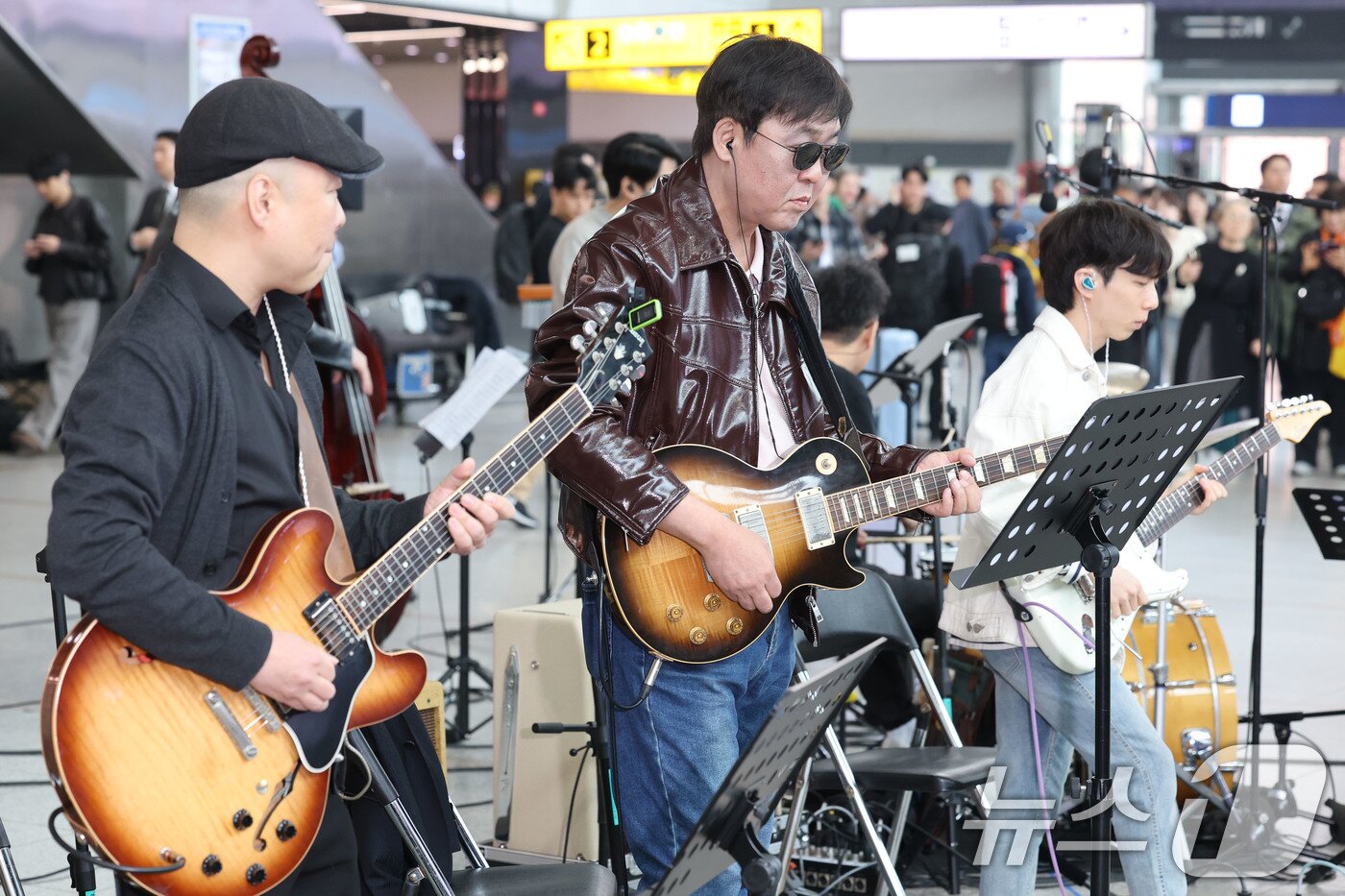 본문 이미지 - 최휘영 문화체육관광부 장관이 1일 오후 서울 중구 서울역에서 열린 '문화가 있는 날' 확대 기념 행사에서 기타를 연주하며 공연에 참여하고 있다. 2026.4.1 ⓒ 뉴스1 이광호 기자