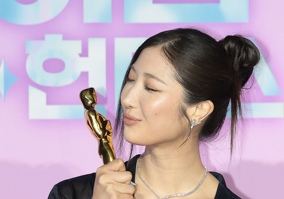 이재, 아카데미 트로피에 '키스'