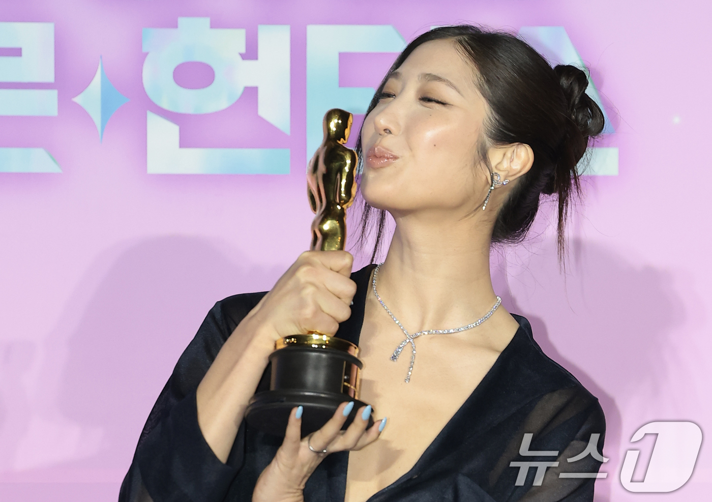 (서울=뉴스1) 권현진 기자 = 싱어송라이터 이재가 1일 서울 용산구 CGV 용산아이파크몰에서 열린 넷플릭스 영화 ‘케이팝 데몬 헌터스’(이하 케데헌) 아카데미 수상 기념 기자간담 …