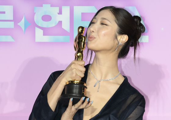 이재, 아카데미 트로피에 '키스'