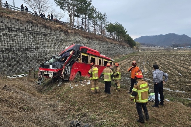 불법유턴 승용차 '쾅'…대기업 계열사 통근버스 10m 추락, 12명 중상