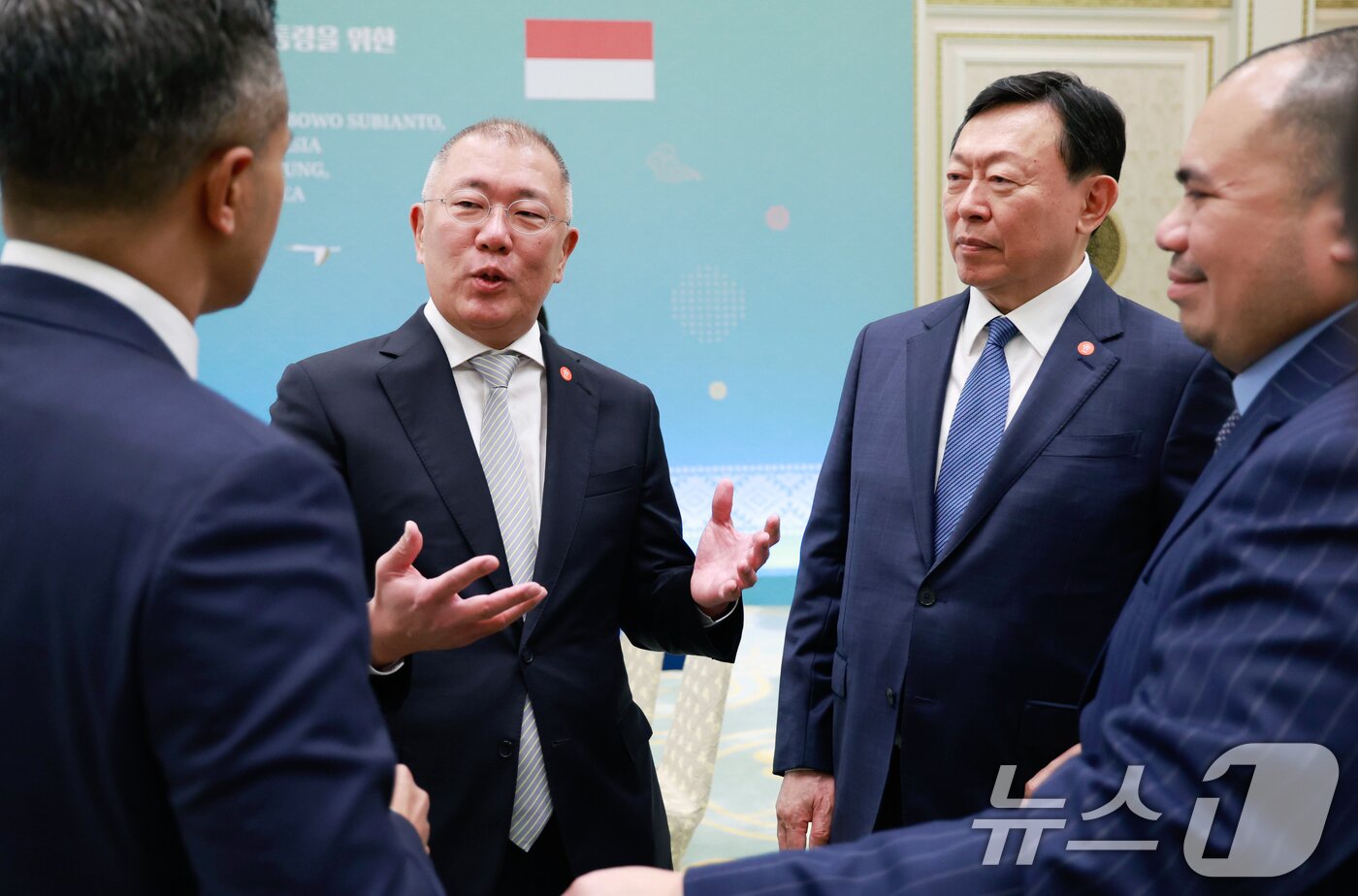 본문 이미지 - 정의선 현대자동차그룹 회장과 신동빈 롯데그룹 회장이 1일 청와대 영빈관에서 열린 프라보워 수비안토 인도네시아 대통령 국빈 방한 환영 오찬에서 아닌디아 N. 바크리 인도네시아 상공회의소 회장(왼쪽)과 대화하고 있다. (청와대통신사진기자단) ⓒ 뉴스1 허경 기자