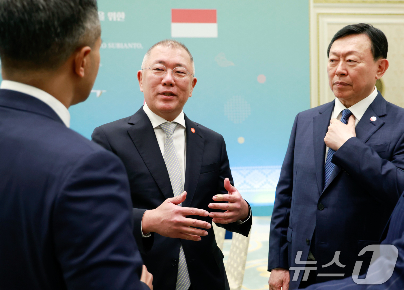 (서울=뉴스1) 허경 기자 = 정의선 현대자동차그룹 회장과 신동빈 롯데그룹 회장이 1일 청와대 영빈관에서 열린 프라보워 수비안토 인도네시아 대통령 국빈 방한 환영 오찬에서 아닌디아 …