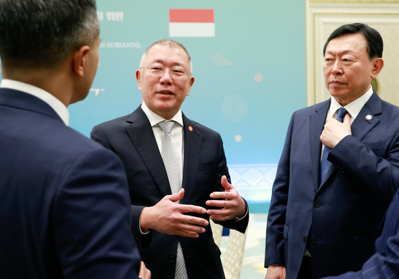 인니 상공회의소 회장과 대화하는 정의선·신동빈 회장