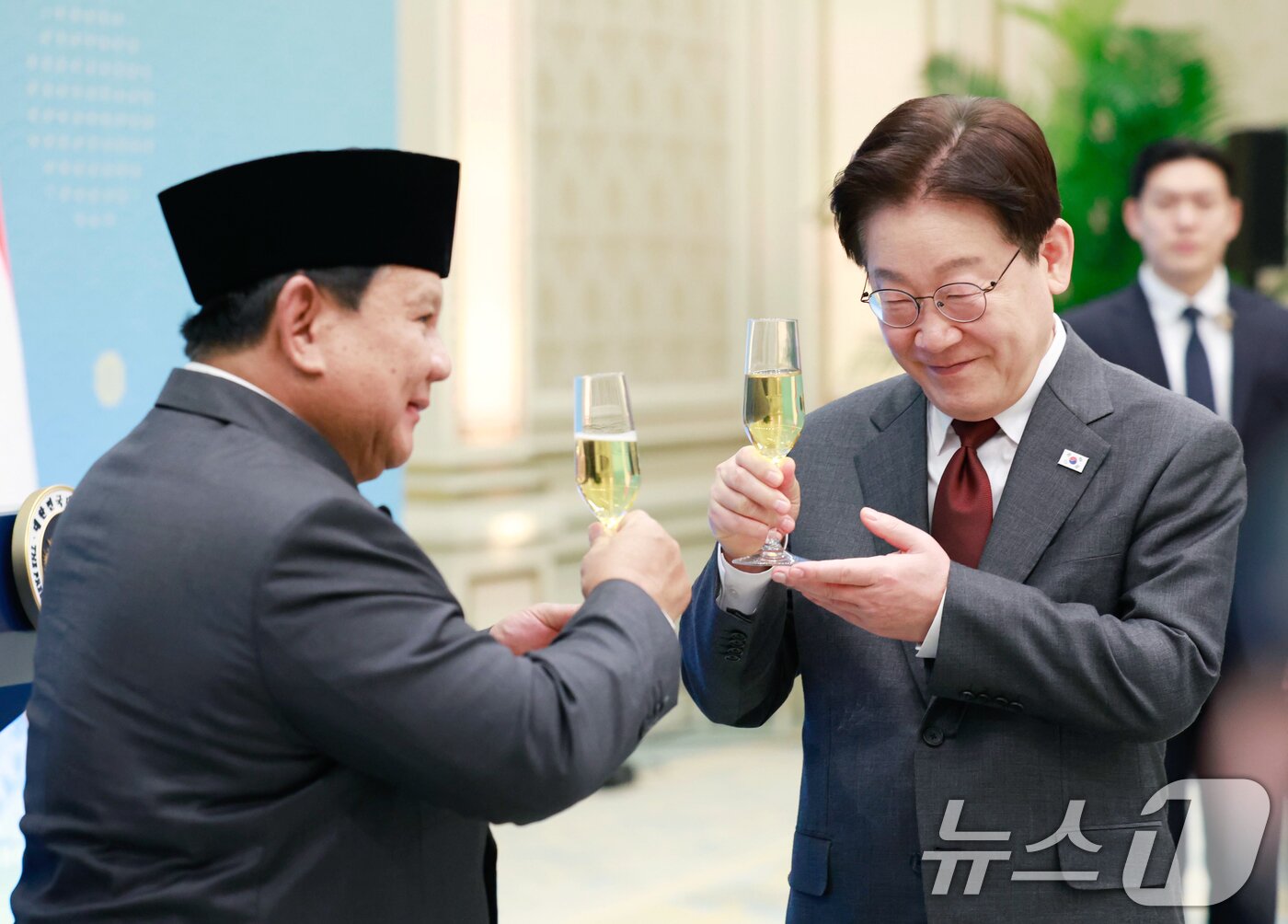 본문 이미지 - 이재명 대통령과 프라보워 수비안토 인도네시아 대통령이 1일 청와대에서 열린 국빈 방한 환영 오찬에서 건배를 하고 있다. (청와대통신사진기자단) 2026.4.1 ⓒ 뉴스1 허경 기자