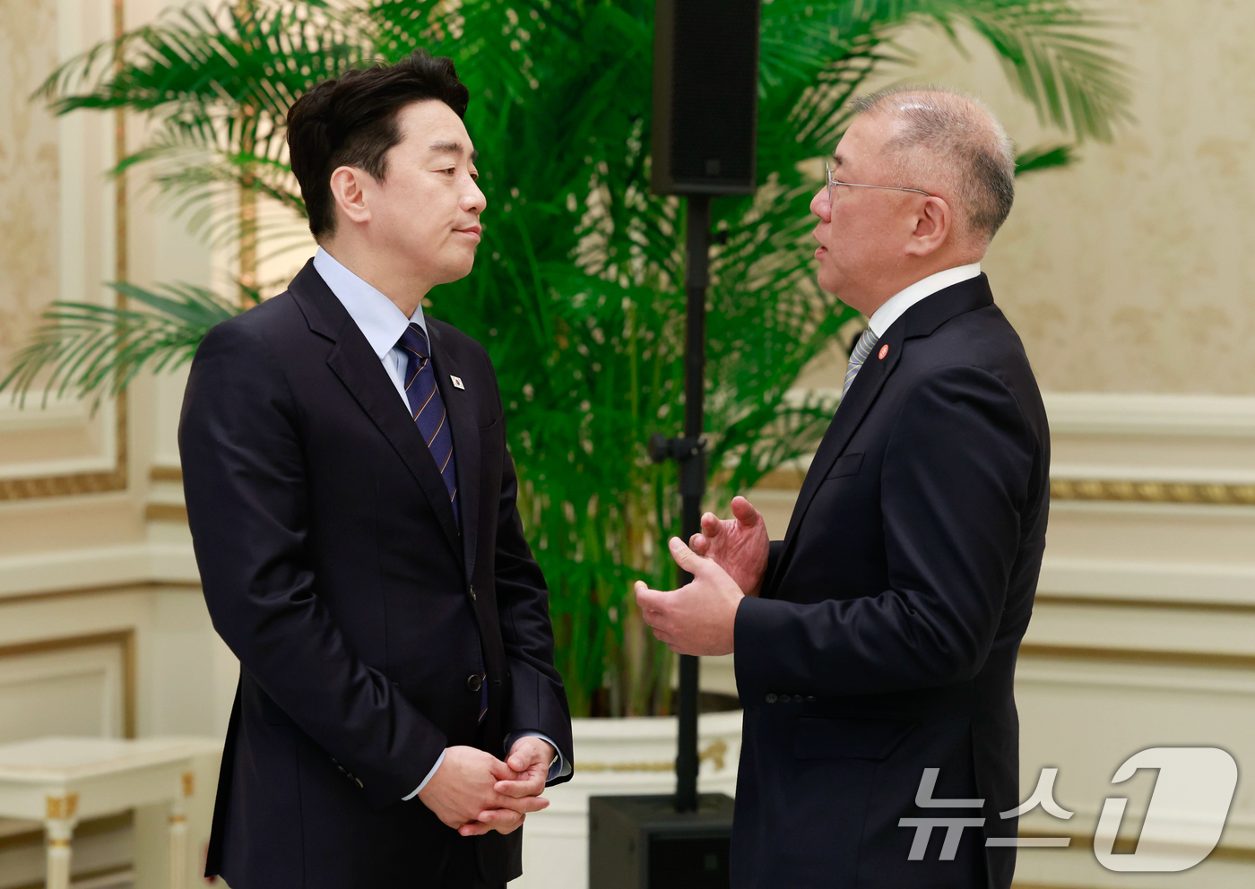 (서울=뉴스1) 허경 기자 = 강훈식 대통령비서실장과 정의선 현대자동차그룹 회장이 1일 청와대 영빈관에서 열린 프라보워 수비안토 인도네시아 대통령 국빈 방한 환영 오찬에서 대화하고 …