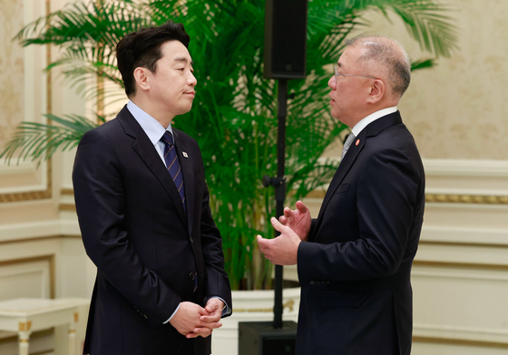 정의선 회장과 대화하는 강훈식 비서실장