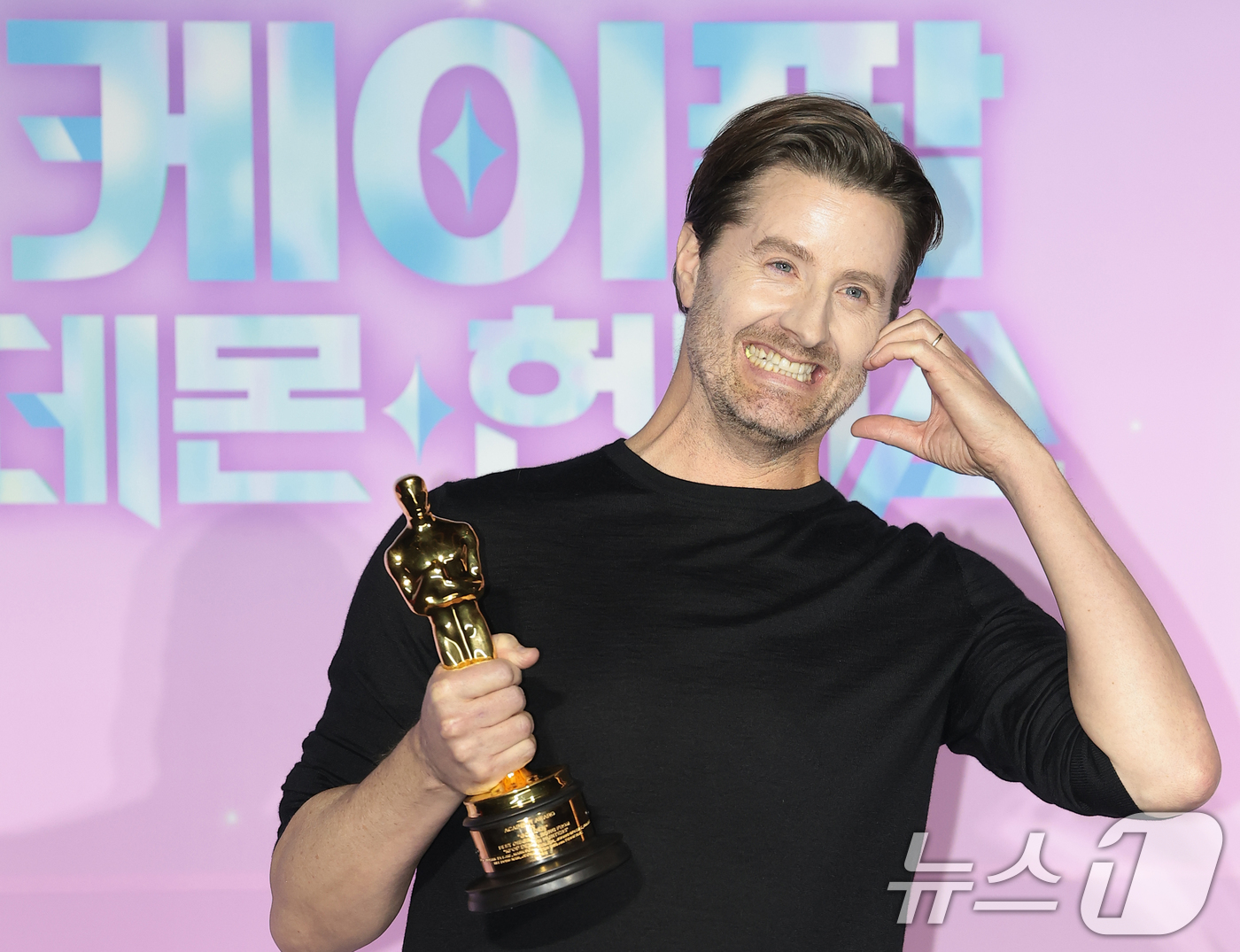 (서울=뉴스1) 권현진 기자 = 크리스 애플한스 감독이 1일 서울 용산구 CGV 용산아이파크몰에서 열린 넷플릭스 영화 ‘케이팝 데몬 헌터스’(이하 케데헌) 아카데미 수상 기념 기자 …