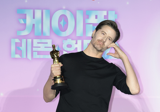 포즈 취하는 '케데헌' 크리스 애플한스 감독