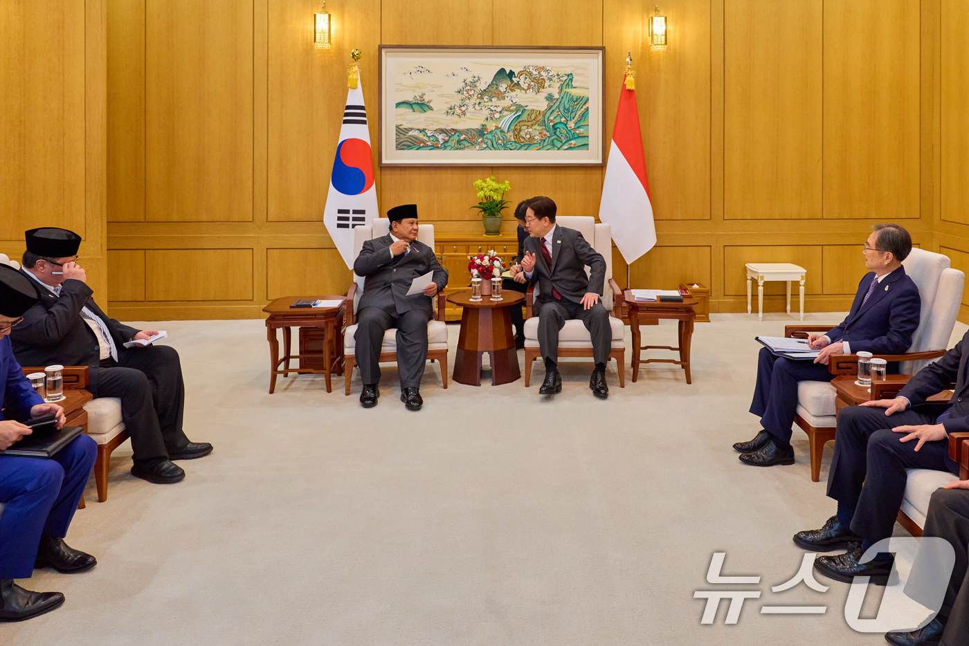 (서울=뉴스1) 이재명 기자 = 이재명 대통령과 프라보워 수비안토 인도네시아 대통령이 1일 청와대에서 소인수 회담을 하고 있다. (청와대 제공. 재판매 및 DB 금지) 2026.4 …
