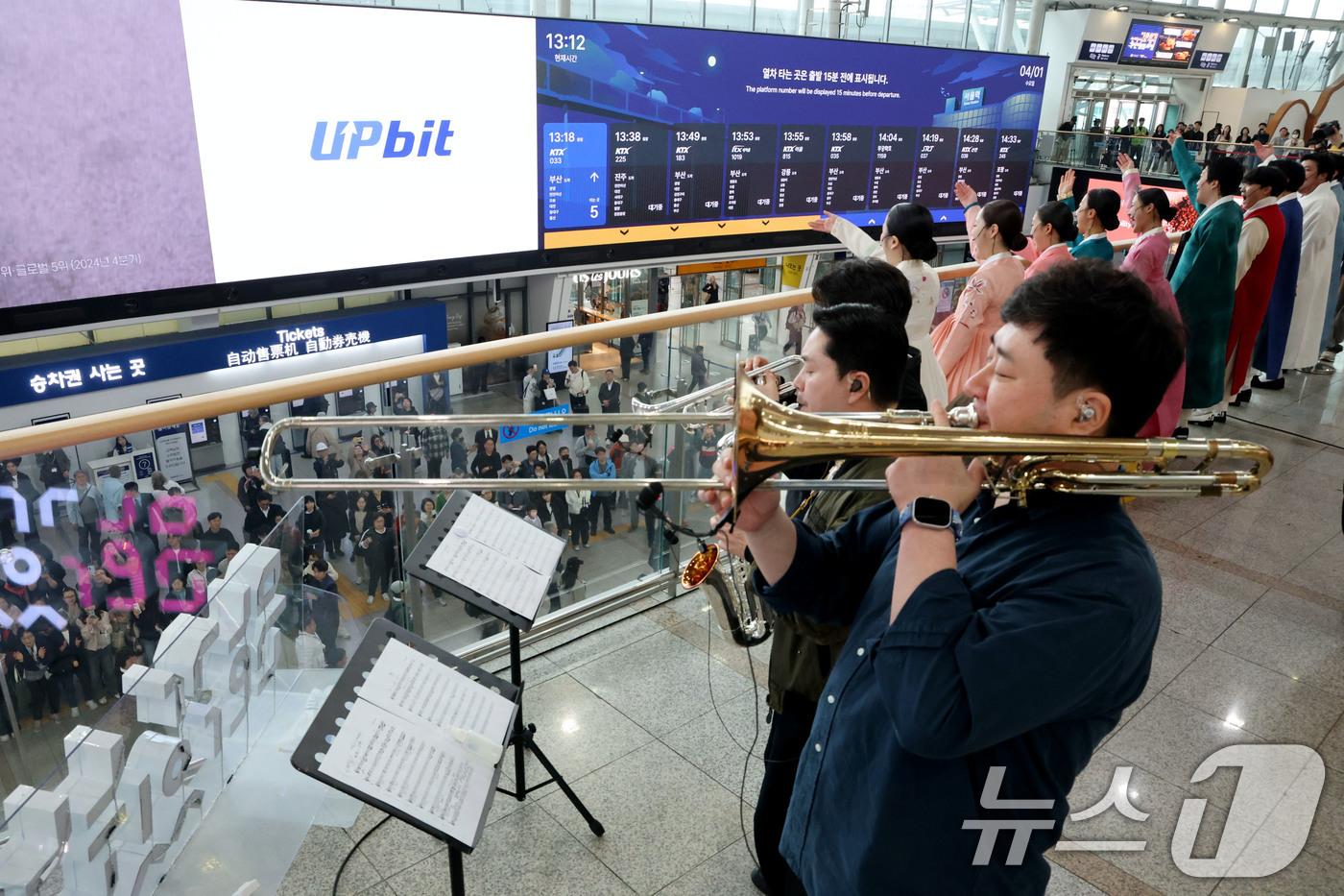 (서울=뉴스1) 이광호 기자 = 1일 오후 서울 중구 서울역에서 '문화가 있는 날' 확대 기념 공연이 펼쳐지고 있다.   2026.4.1/뉴스1