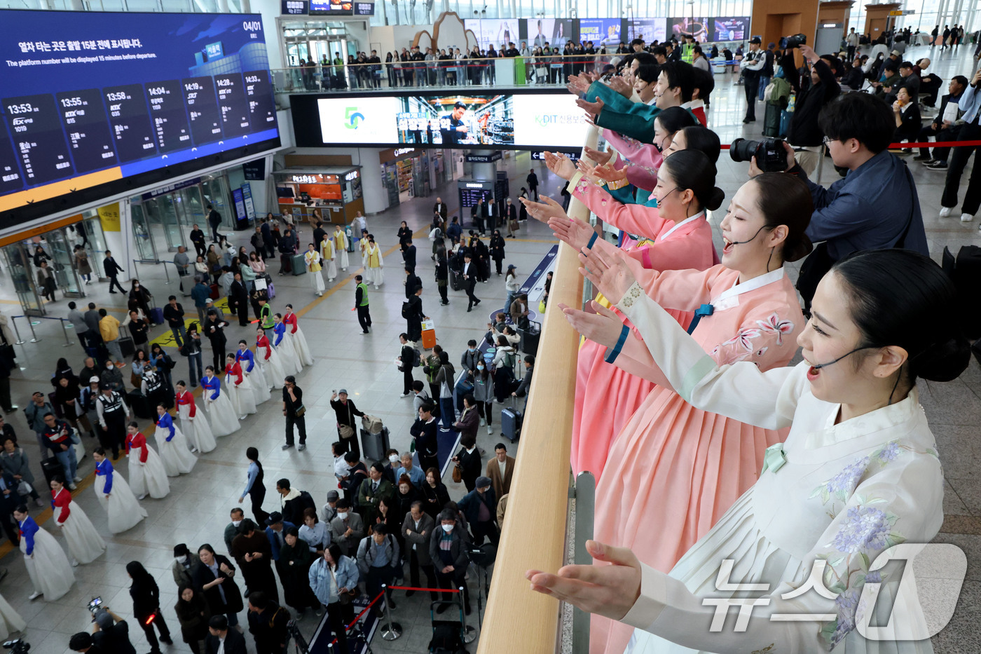 (서울=뉴스1) 이광호 기자 = 1일 오후 서울 중구 서울역에서 '문화가 있는 날' 확대 기념 공연이 펼쳐지고 있다.   2026.4.1/뉴스1