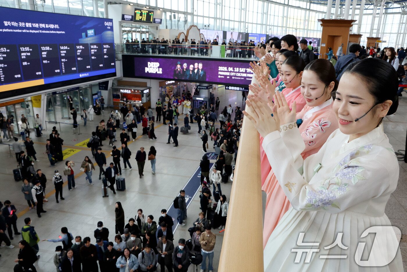 본문 이미지 - 1일 오후 서울 중구 서울역에서 '문화가 있는 날' 확대 기념 공연이 펼쳐지고 있다. 2026.4.1 ⓒ 뉴스1 이광호 기자