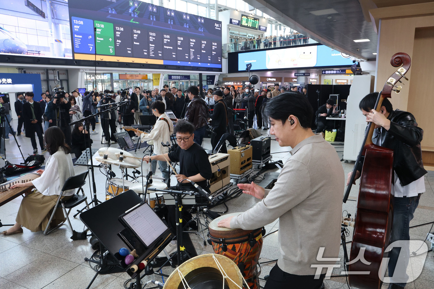 (서울=뉴스1) 이광호 기자 = 1일 오후 서울 중구 서울역에서 '문화가 있는 날' 확대 기념 공연이 펼쳐지고 있다.   2026.4.1/뉴스1
