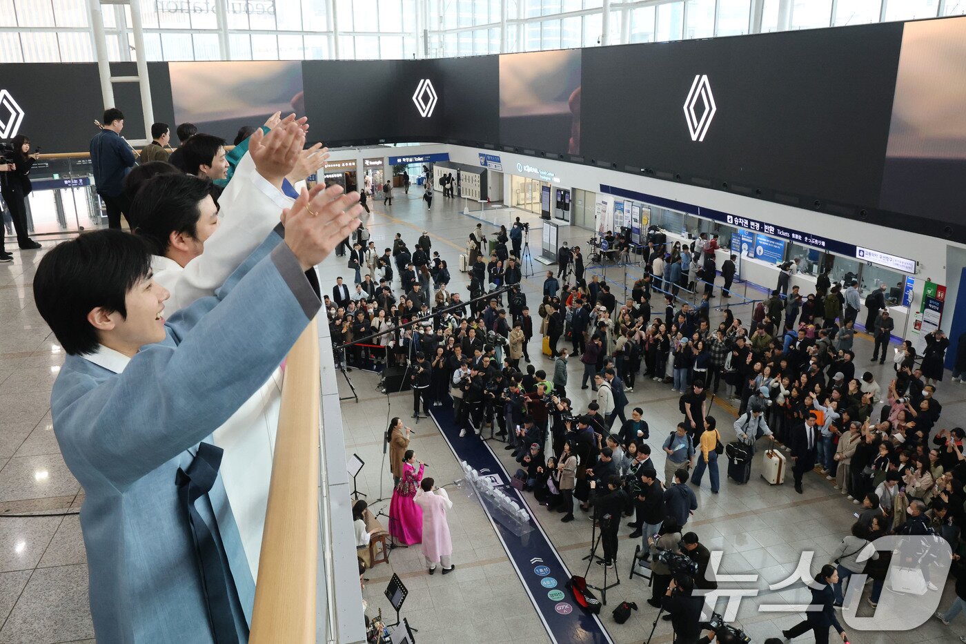본문 이미지 - 1일 오후 서울 중구 서울역에서 '문화가 있는 날' 확대 기념 공연이 펼쳐지고 있다. 2026.4.1 ⓒ 뉴스1 이광호 기자