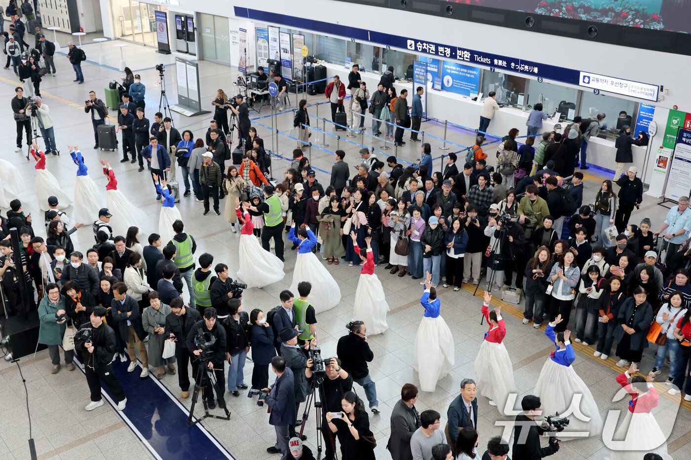 본문 이미지 - 1일 오후 서울 중구 서울역에서 '문화가 있는 날' 확대 기념 공연이 펼쳐지고 있다. 2026.4.1 ⓒ 뉴스1 이광호 기자