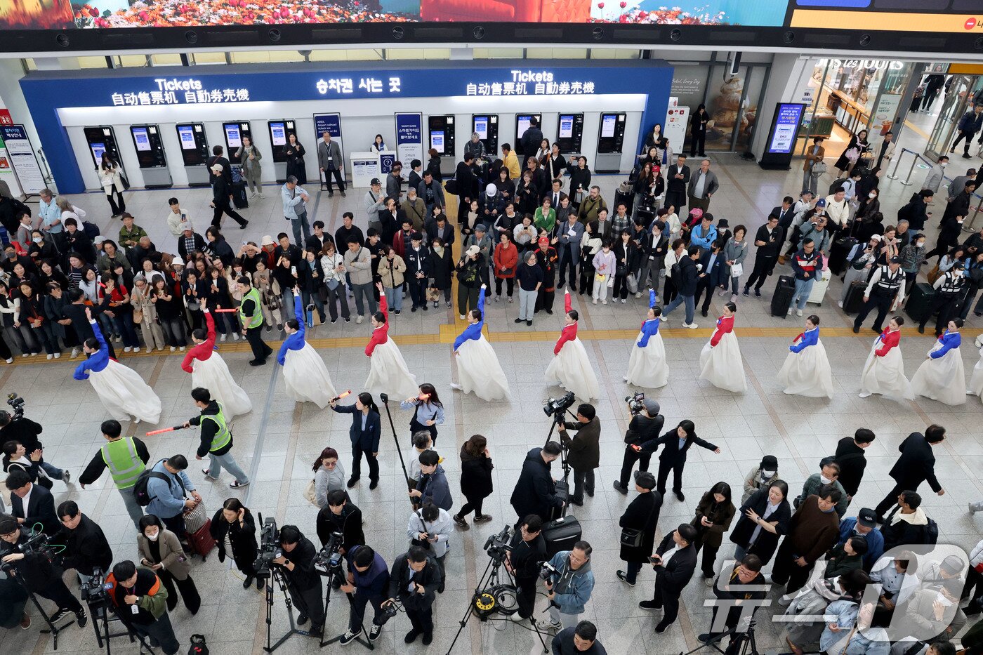 본문 이미지 - 1일 오후 서울 중구 서울역에서 '문화가 있는 날' 확대 기념 공연이 펼쳐지고 있다. 2026.4.1 ⓒ 뉴스1 이광호 기자