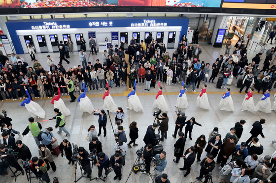 '서울역이 우리의 무대, 시민들은 관객'