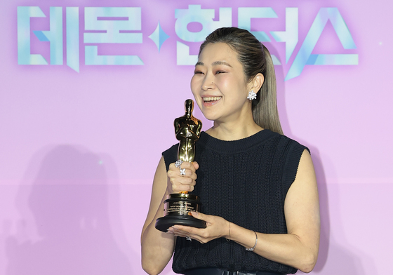 환한 미소 짓는 매기 강 감독