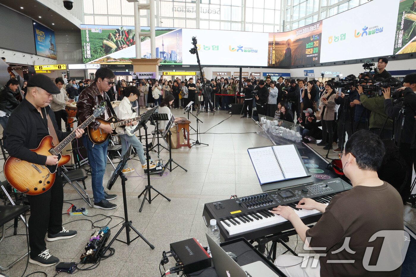 본문 이미지 - 최휘영 문화체육관광부 장관이 1일 오후 서울 중구 서울역에서 열린 '문화가 있는 날' 확대 기념 행사에서 기타를 연주하며 공연에 참여하고 있다. 2026.4.1 ⓒ 뉴스1 이광호 기자