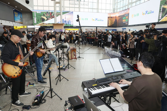 서울역에서 펼쳐진 '문화의 날 확대' 기념 공연