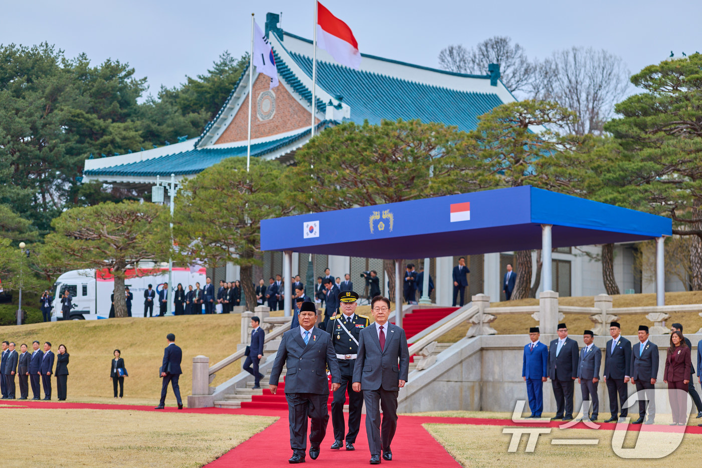 (서울=뉴스1) 이재명 기자 = 이재명 대통령과 프라보워 수비안토 인도네시아 대통령이 1일 청와대에서 열린 공식 환영식에서 의장대를 사열하기 위해 이동하고 있다. (청와대 제공. …
