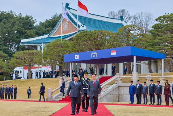 의장대 사열 위해 이동하는 한·인니 정상