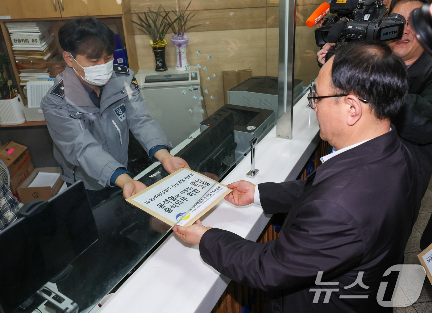 (서울=뉴스1) 안은나 기자 = 10·29 이태원참사 특별조사위원회 관계자들이 1일 오후 서울 서대문구 경찰청을 찾아 청문회에 불출석한 증인 윤석열 전 대통령에 대한 고발장을 접수 …