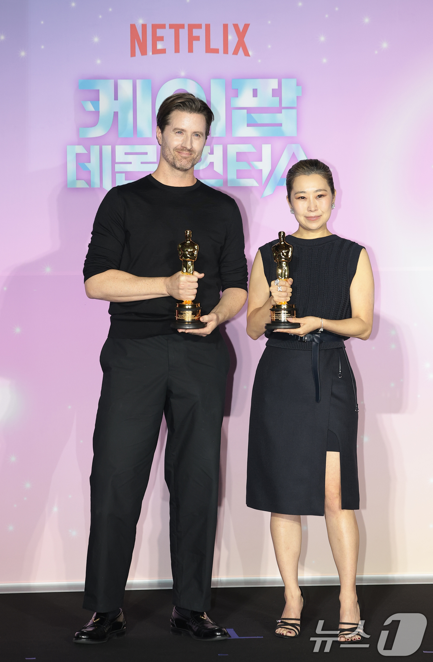 (서울=뉴스1) 권현진 기자 = 크리스 애플한스 감독과 매기강 감독(오른쪽)이 1일 서울 용산구 CGV 용산아이파크몰에서 열린 넷플릭스 영화 ‘케이팝 데몬 헌터스’(이하 케데헌) …