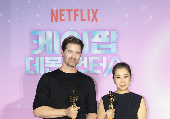 포즈 취하는 크리스 애플한스와 매기강 감독