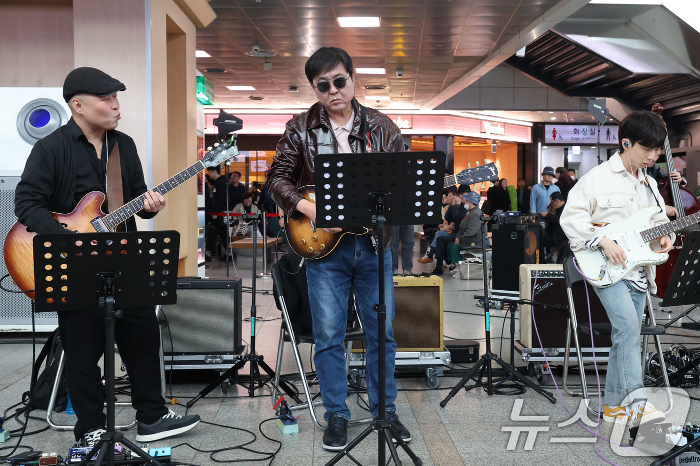 (서울=뉴스1) 이광호 기자 = 최휘영 문화체육관광부 장관이 1일 오후 서울 중구 서울역에서 열린 '문화가 있는 날' 확대 기념 행사에서 기타를 연주하며 공연에 참여하고 있다. …