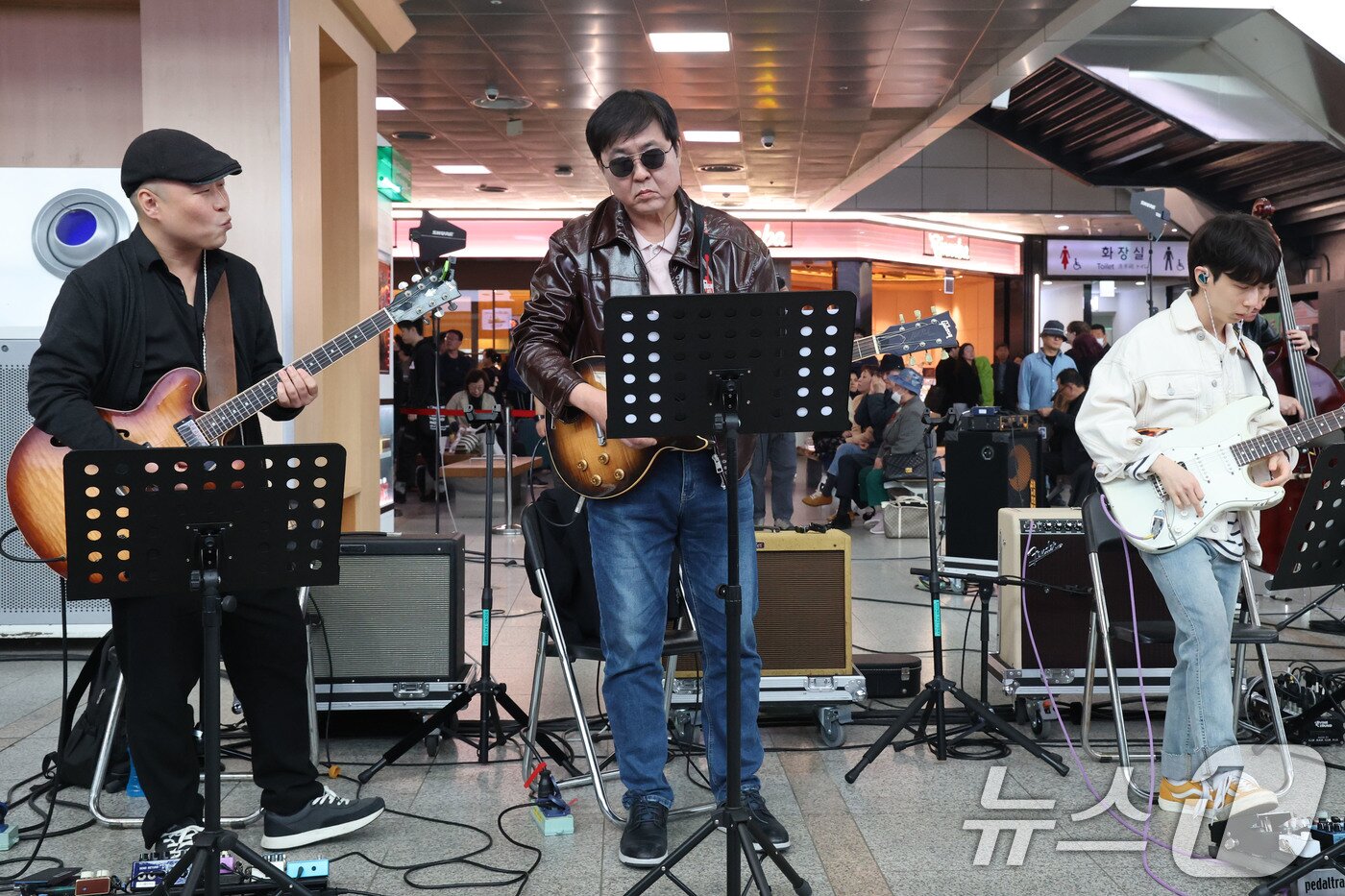 본문 이미지 - 최휘영 문화체육관광부 장관이 1일 오후 서울 중구 서울역에서 열린 '문화가 있는 날' 확대 기념 행사에서 기타를 연주하며 공연에 참여하고 있다. 2026.4.1 ⓒ 뉴스1 이광호 기자