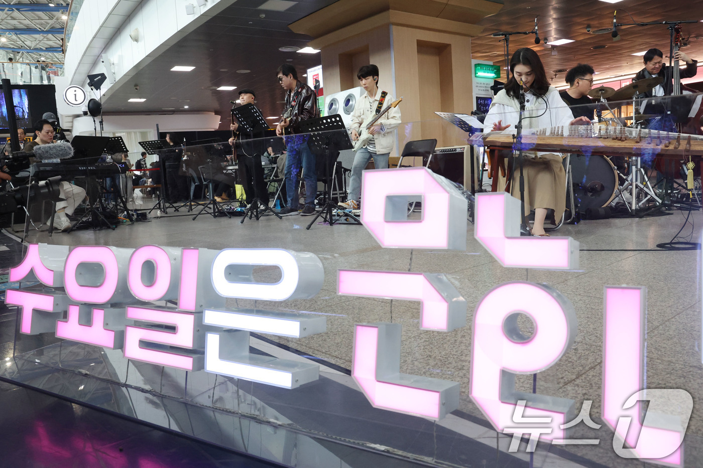 (서울=뉴스1) 이광호 기자 = 최휘영 문화체육관광부 장관이 1일 오후 서울 중구 서울역에서 열린 '문화가 있는 날' 확대 기념 행사에서 기타를 연주하며 공연에 참여하고 있다. …