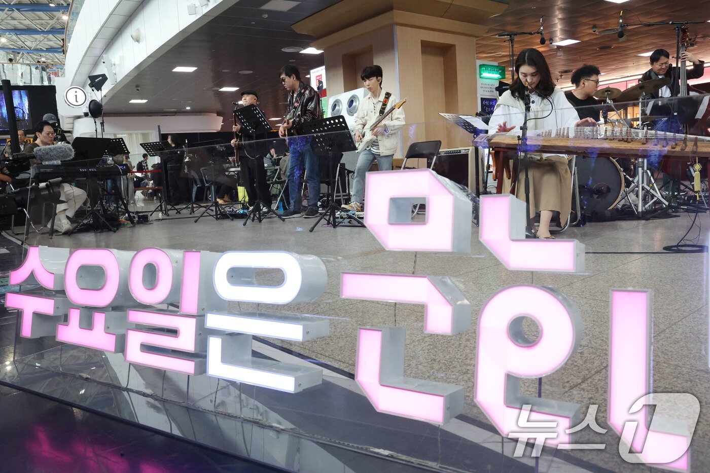 본문 이미지 - 최휘영 문화체육관광부 장관이 1일 오후 서울 중구 서울역에서 열린 '문화가 있는 날' 확대 기념 행사에서 기타를 연주하며 공연에 참여하고 있다. 2026.4.1 ⓒ 뉴스1 이광호 기자