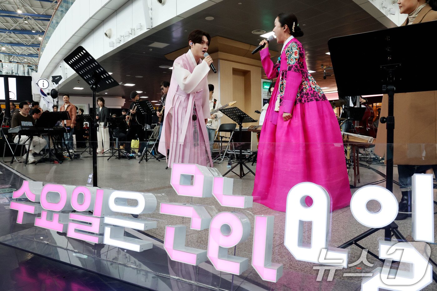 본문 이미지 - 1일 오후 서울 중구 서울역에서 '문화가 있는 날' 확대 기념 공연이 펼쳐지고 있다. 2026.4.1 ⓒ 뉴스1 이광호 기자