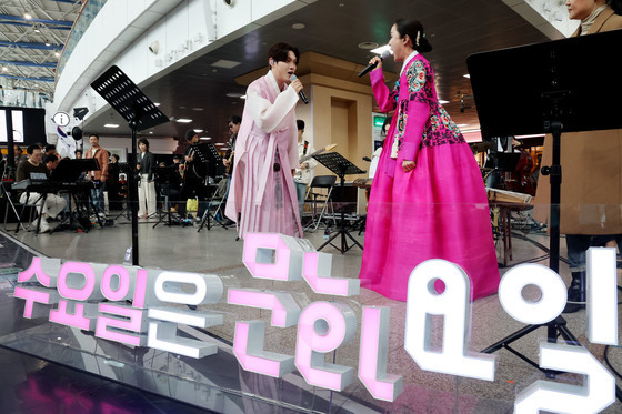 서울역이 무대로