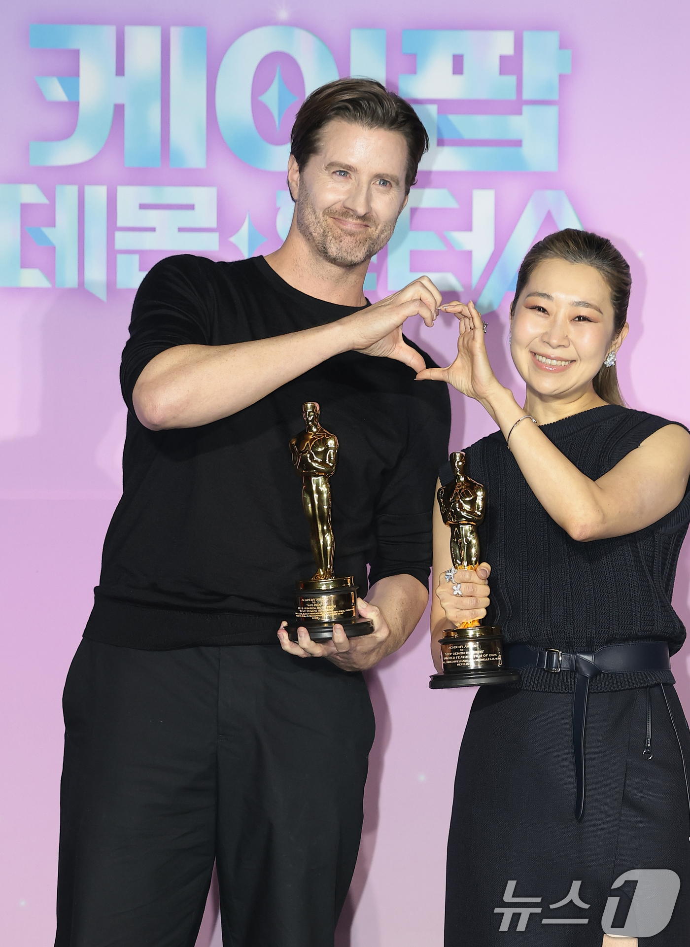 (서울=뉴스1) 권현진 기자 = 크리스 애플한스 감독과 매기 강 감독(오른쪽)이 1일 서울 용산구 CGV 용산아이파크몰에서 열린 넷플릭스 영화 ‘케이팝 데몬 헌터스’(이하 케데헌) …