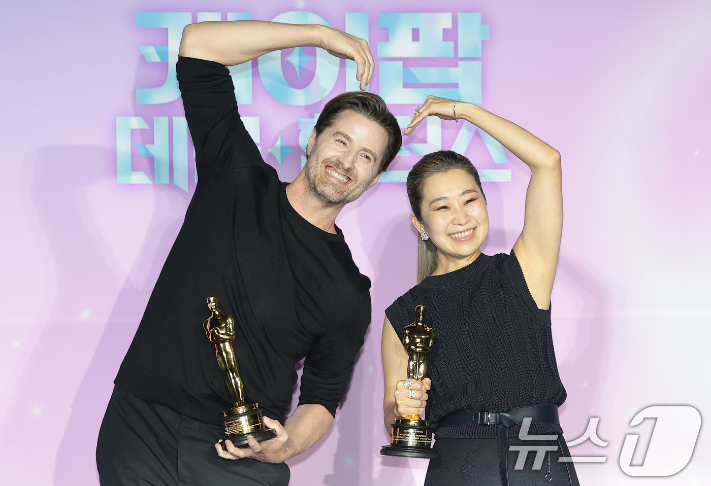 (서울=뉴스1) 권현진 기자 = 크리스 애플한스 감독과 매기 강 감독(오른쪽)이 1일 서울 용산구 CGV 용산아이파크몰에서 열린 넷플릭스 영화 ‘케이팝 데몬 헌터스’(이하 케데헌) …