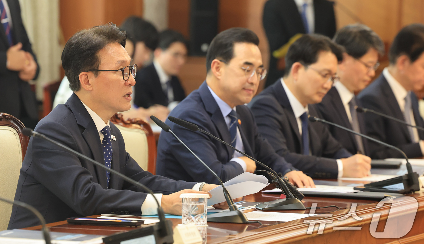 (서울=뉴스1) 임세영 기자 = 김민석 국무총리가 1일 서울 종로구 정부서울청사에서 열린 제2차 국토대전환 범정부 추진협의회 회의에서 모두발언을 하고 있다. 2026.4.1/뉴스1 …