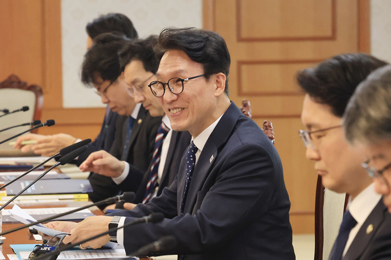 환하게 웃는 김민석 총리