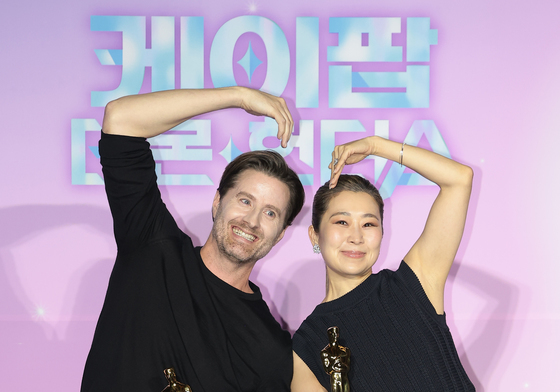 매기 강 위해 매너다리 하는 크리스 애플한스 감독