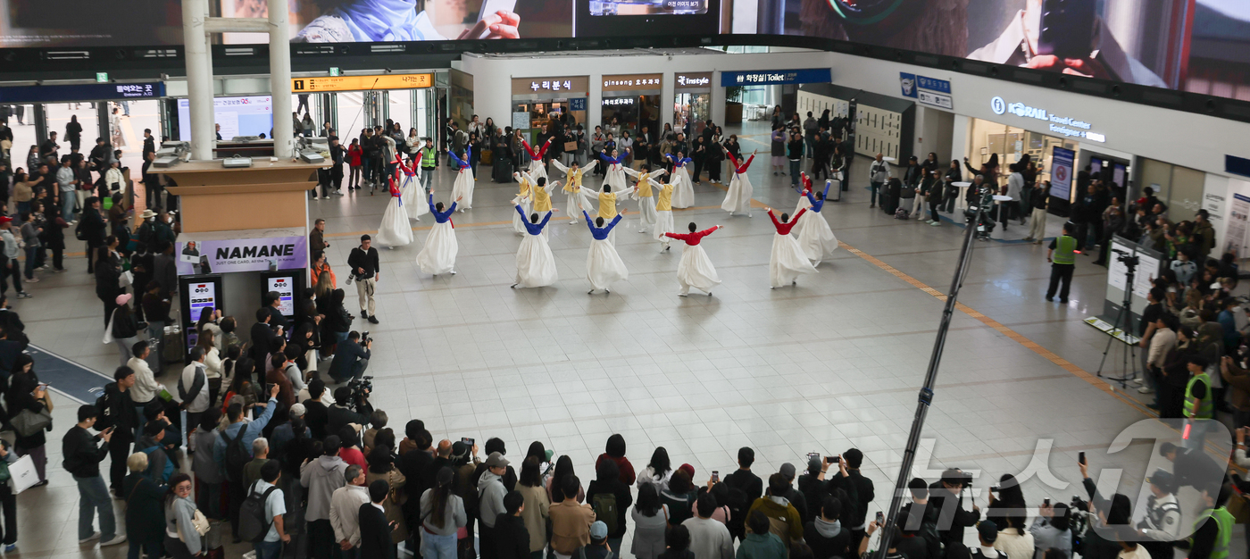 (서울=뉴스1) 이종수 인턴기자 = 1일 오후 서울역에서 문화체육관광부 ‘문화가 있는 날’ 확대 기념행사가 열리고 있다. 기존 월 1회 운영되던 ‘문화가 있는 날’은 매주로 확대됐 …